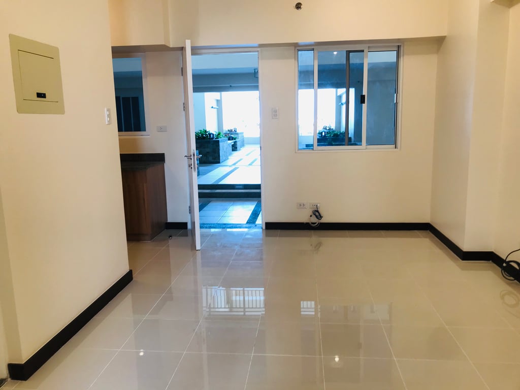 For Sale: Rare 2BR Atrium Condo for Sale in Torre de Manila Facing Rizal Park | DMCI Homes — Manila photo 3