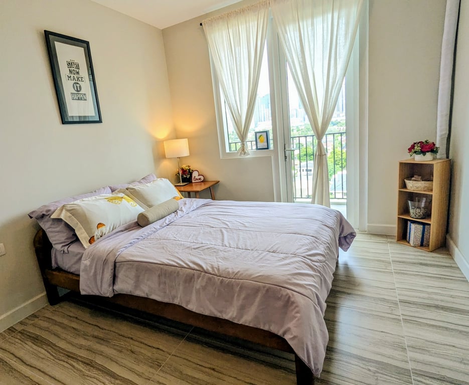 Low Floor and Airy Residence with the Metro's Conveniences for the College Medicine and Interior Design Students