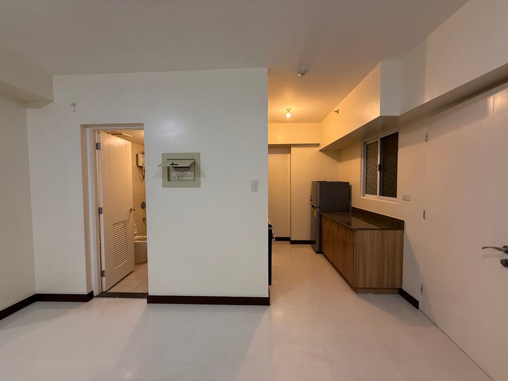 2BR Semi Furnished Torre de Mnila near Universities — Manila photo 2