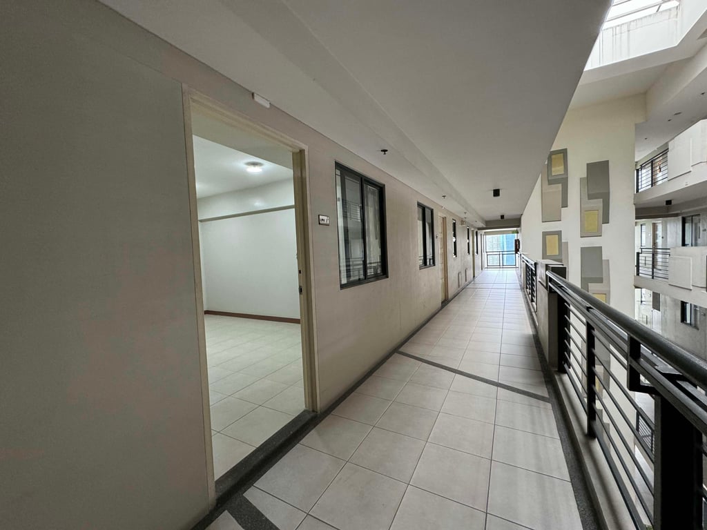 2BR Lower Penthouse Condo with Balcony at Flair Towers Mandaluyong DMCI Homes — Mandaluyong photo 7
