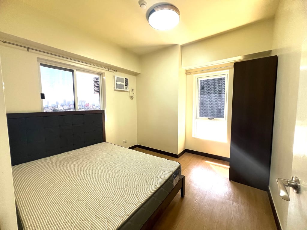 Rare Big Cut 1BR Condo with Balcony n Brixton Place  DMCI Homes Kapitolyo Pasig near BGC photo 4