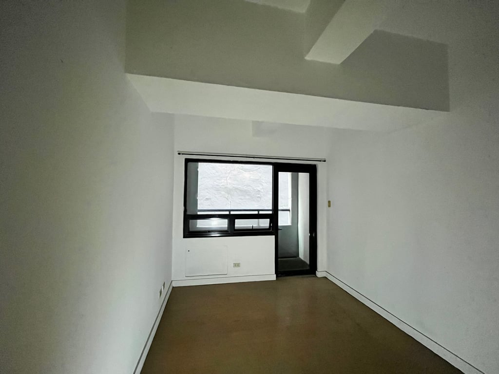 Spacious 56sqm 1BR with Balcony & Parking at Malayan Plaza, Ortigas — Pasig photo 5