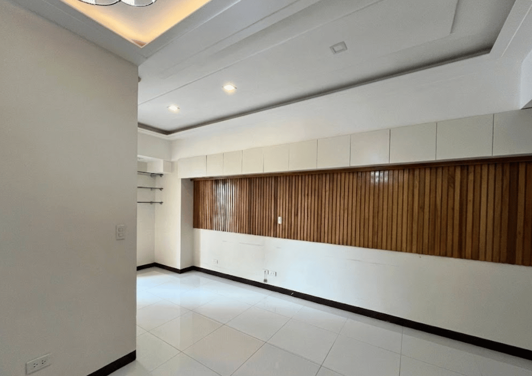 Studio Converted to 1-BR with Balcony | Venice Luxury Residences, McKinley Hill — Taguig photo 3