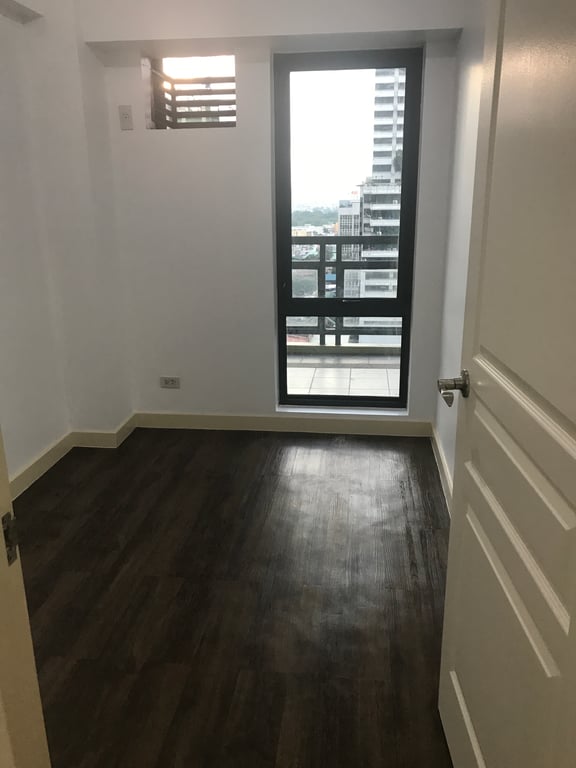2BR Flair Towers for Sale with Balcony DMCI Homes Mandaluyong — Mandaluyong photo 4