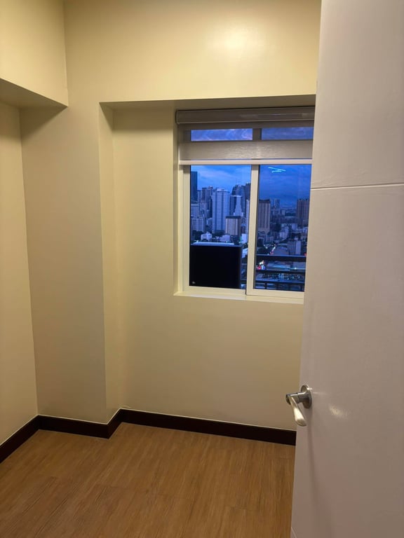 2BR Corner Atrium Unit for Sale in Brixton Place Kapitolyo Pasig near BGC - DMCI Homes — Pasig photo 5