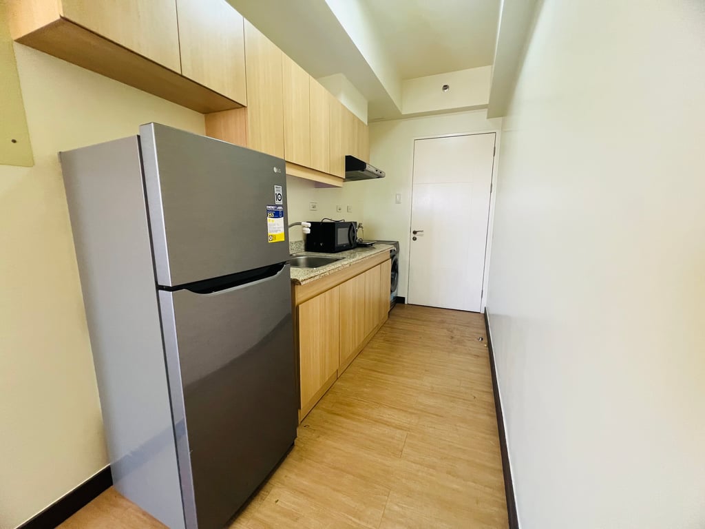 Rare Big Cut 1BR Condo with Balcony n Brixton Place  DMCI Homes Kapitolyo Pasig near BGC photo 2