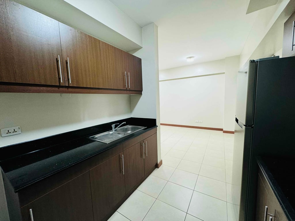 2BR Lower Penthouse Condo with Balcony at Flair Towers Mandaluyong DMCI Homes — Mandaluyong photo 2