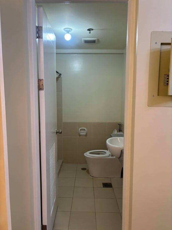 2BR Corner Atrium Unit for Sale in Brixton Place Kapitolyo Pasig near BGC - DMCI Homes — Pasig photo 10