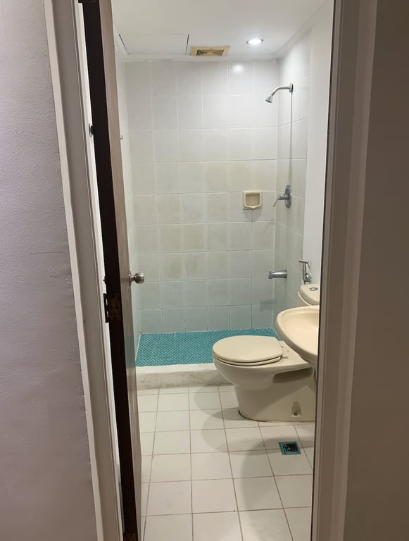 Spacious 56sqm 1BR with Balcony & Parking at Malayan Plaza, Ortigas — Pasig photo 4
