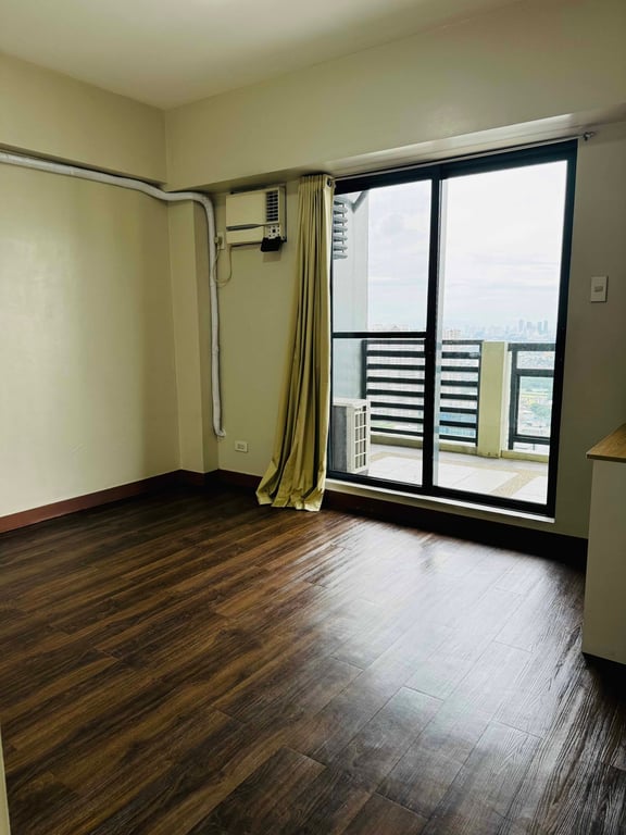 2BR Lower Penthouse Condo with Balcony at Flair Towers Mandaluyong DMCI Homes — Mandaluyong photo 4