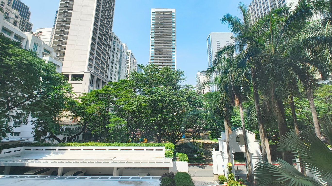 Low Floor Green View in Prestigious One Salcedo Place — Makati photo 10