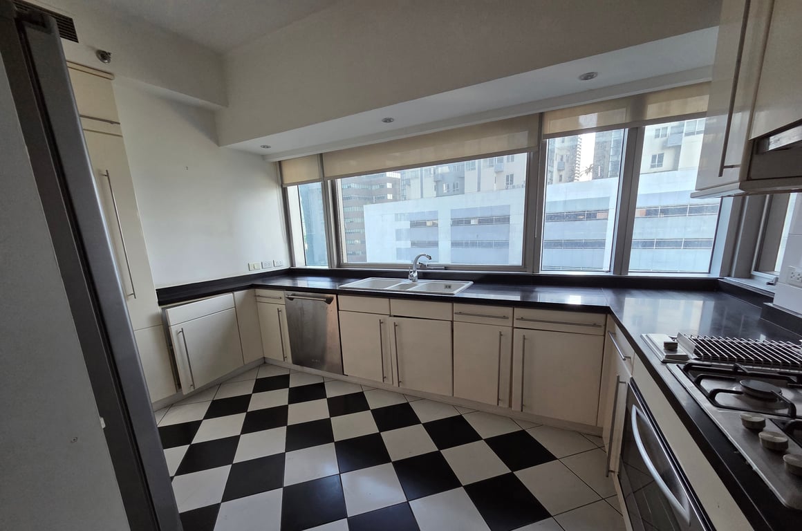 Own this Expansive Low Floor Unit Overlooking Manila Golf in One of the Most Exclusive Buildings in BGC — Taguig photo 3