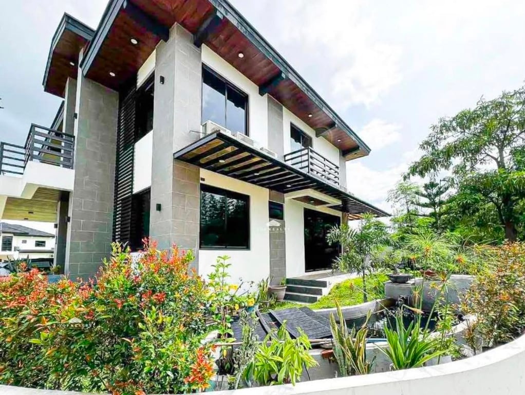 6BR House for Sale in Laguna