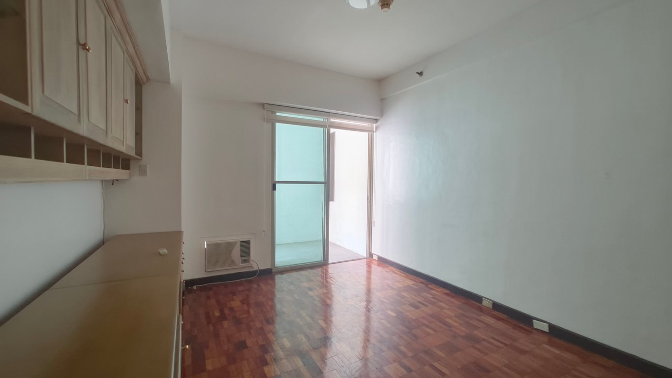 Low Floor Green View in Prestigious One Salcedo Place — Makati photo 2