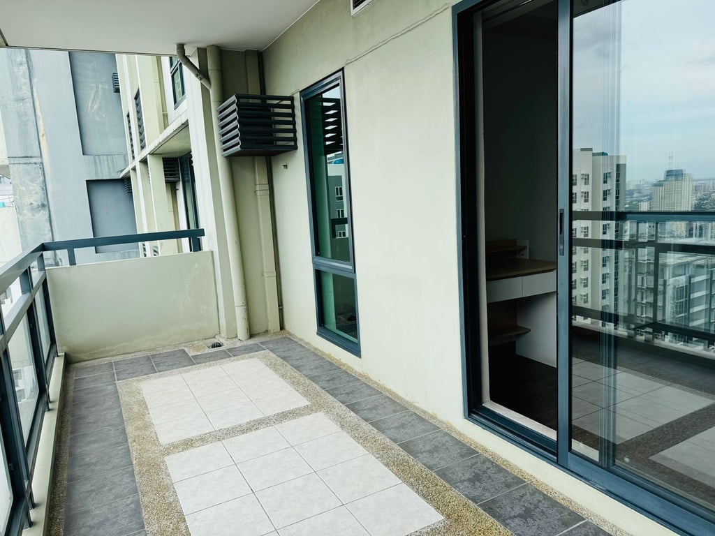 2BR Lower Penthouse Condo with Balcony at Flair Towers Mandaluyong DMCI Homes — Mandaluyong photo 6