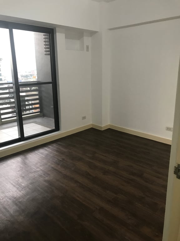 2BR Flair Towers for Sale with Balcony DMCI Homes Mandaluyong — Mandaluyong photo 3