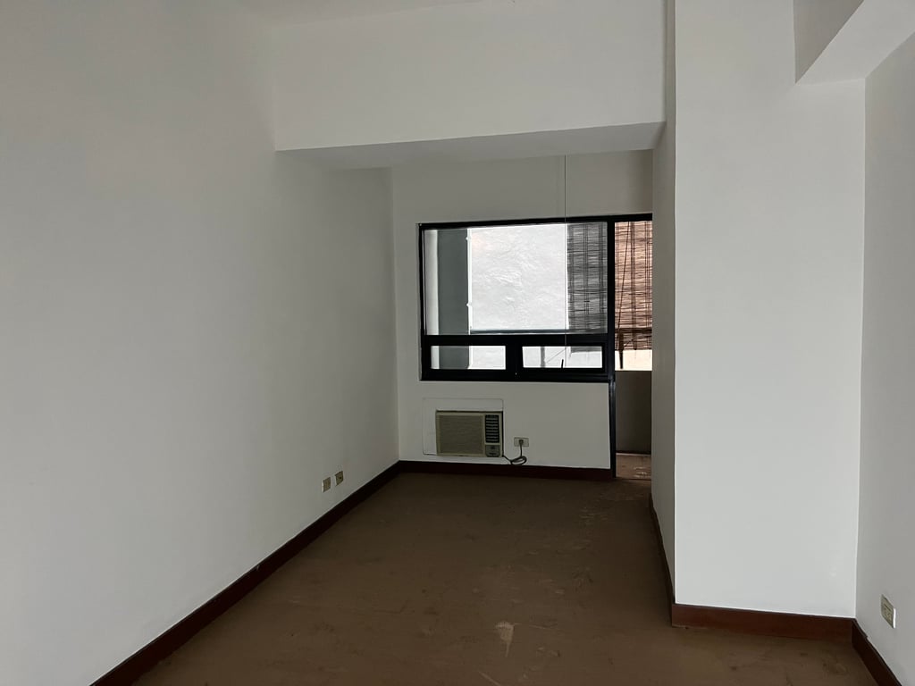 Spacious 56sqm 1BR with Balcony & Parking at Malayan Plaza, Ortigas — Pasig photo 6