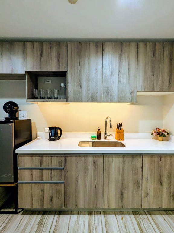 Low Floor and Airy Residence with the Metro's Conveniences for the College Medicine and Interior Design Students — Pasig photo 5