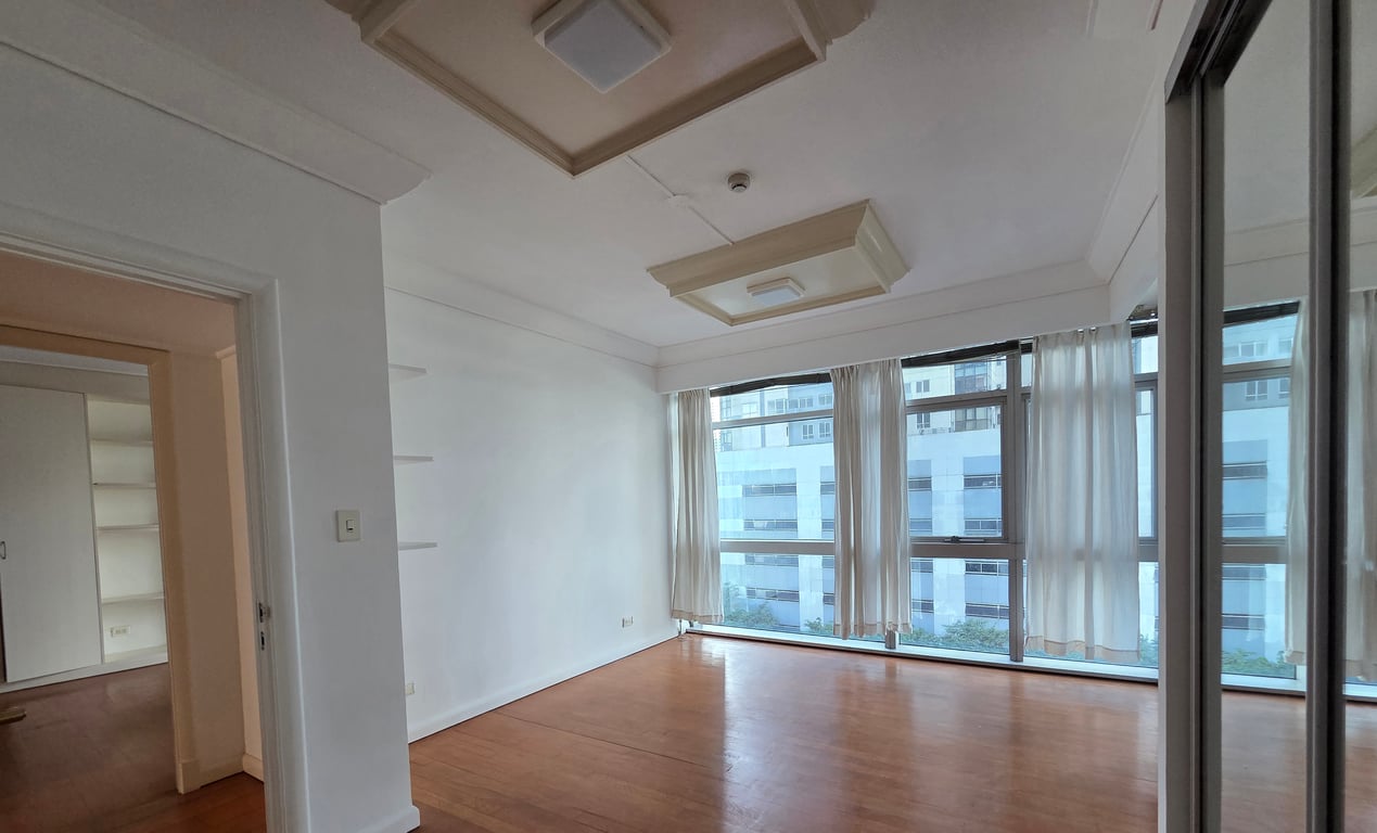 Own this Expansive Low Floor Unit Overlooking Manila Golf in One of the Most Exclusive Buildings in BGC — Taguig photo 4