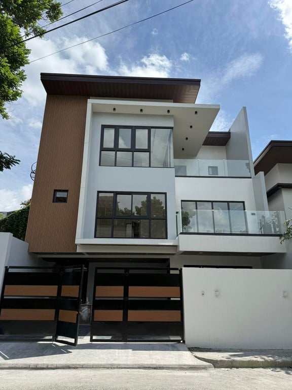 5BR House for sale in Quezon City