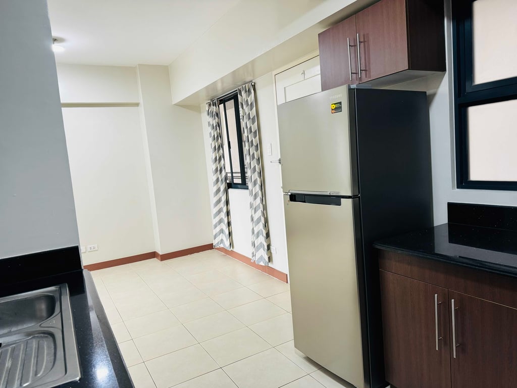 2BR Lower Penthouse Condo with Balcony at Flair Towers Mandaluyong DMCI Homes — Mandaluyong photo 3
