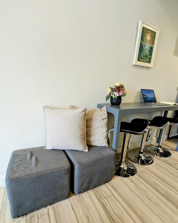 Low Floor and Airy Residence with the Metro's Conveniences for the College Medicine and Interior Design Students — Pasig photo 2