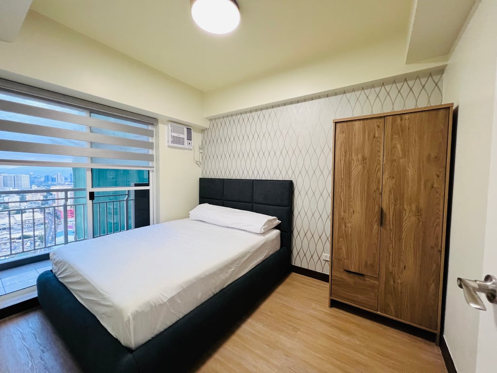 Atirum 2 Bedroom Corner End Unit with Skylight Brixton Place Kapitolyo Pasig DMCI Homes — Pasig photo 8