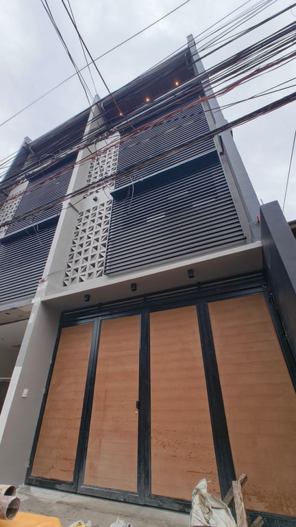 Cradled by La Loma's Accesibility, Be the King of One or Both of the Tallest Duplexes in the Area