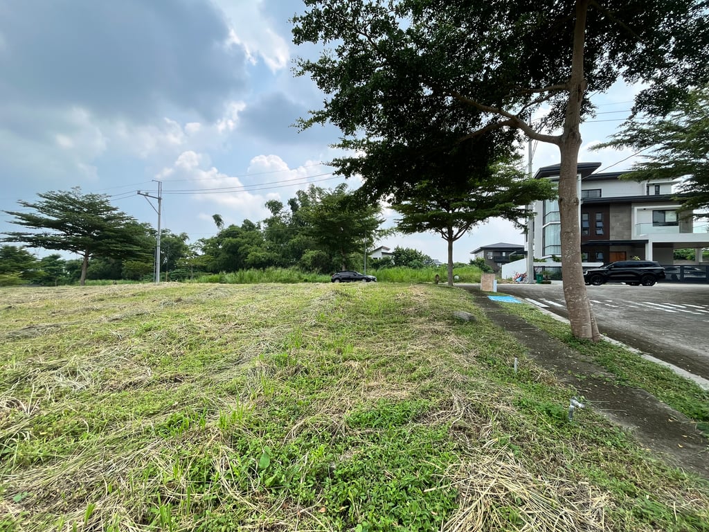 Prime 345 sqm Corner Lot for Sale in Racha Mansions, South Forbes (Near Nuvali) — Silang photo 7