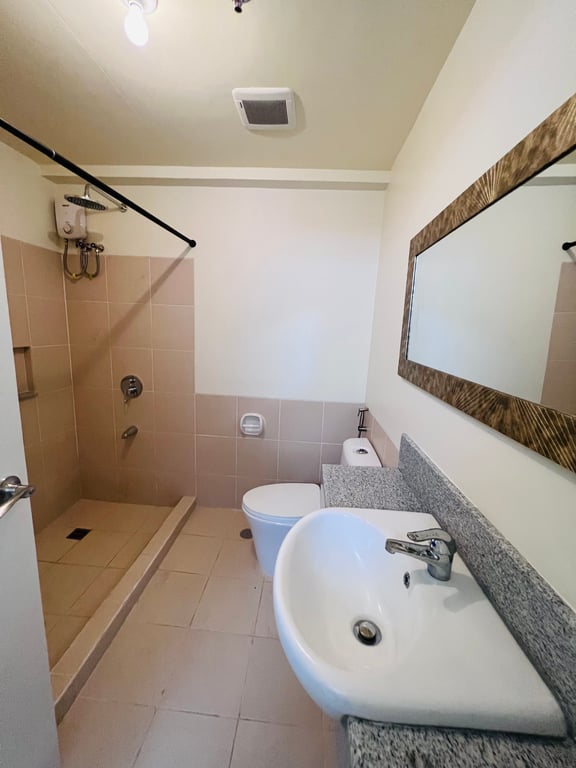 Atirum 2 Bedroom Corner End Unit with Skylight Brixton Place Kapitolyo Pasig DMCI Homes — Pasig photo 3