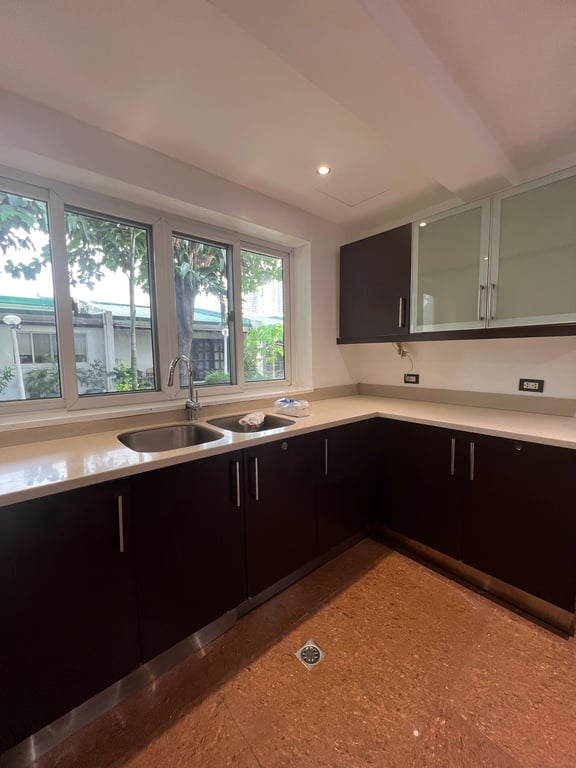 4 Bedroom Townhouse with maid's quarters FOR SALE in Green Valley Townhouse, Valle Verde 1, Pasig City! — Pasig photo 3