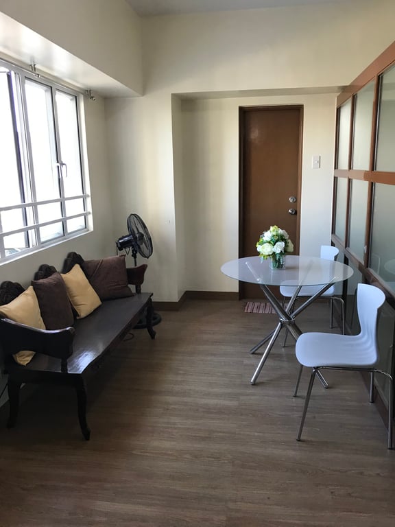 Corner 1-Bedroom Unit with Skyline view — Mandaluyong City photo 3